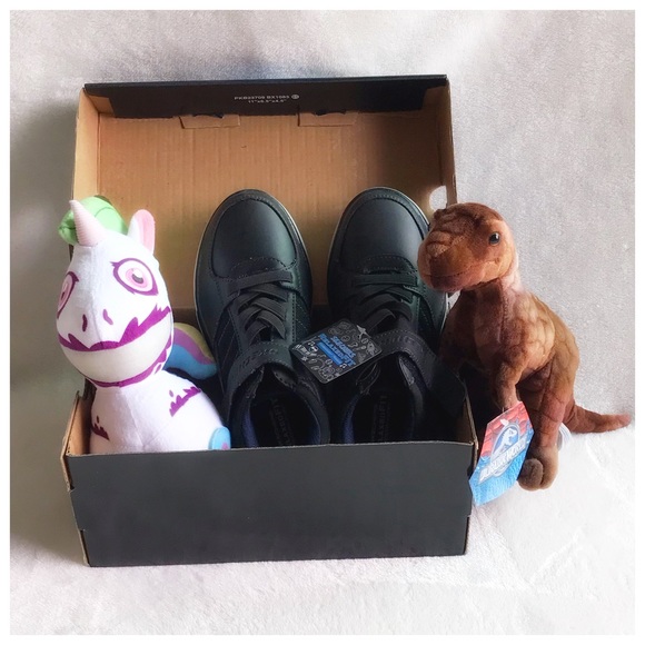 Skechers boys sneakers. New in box. Size 2 - Picture 1 of 7